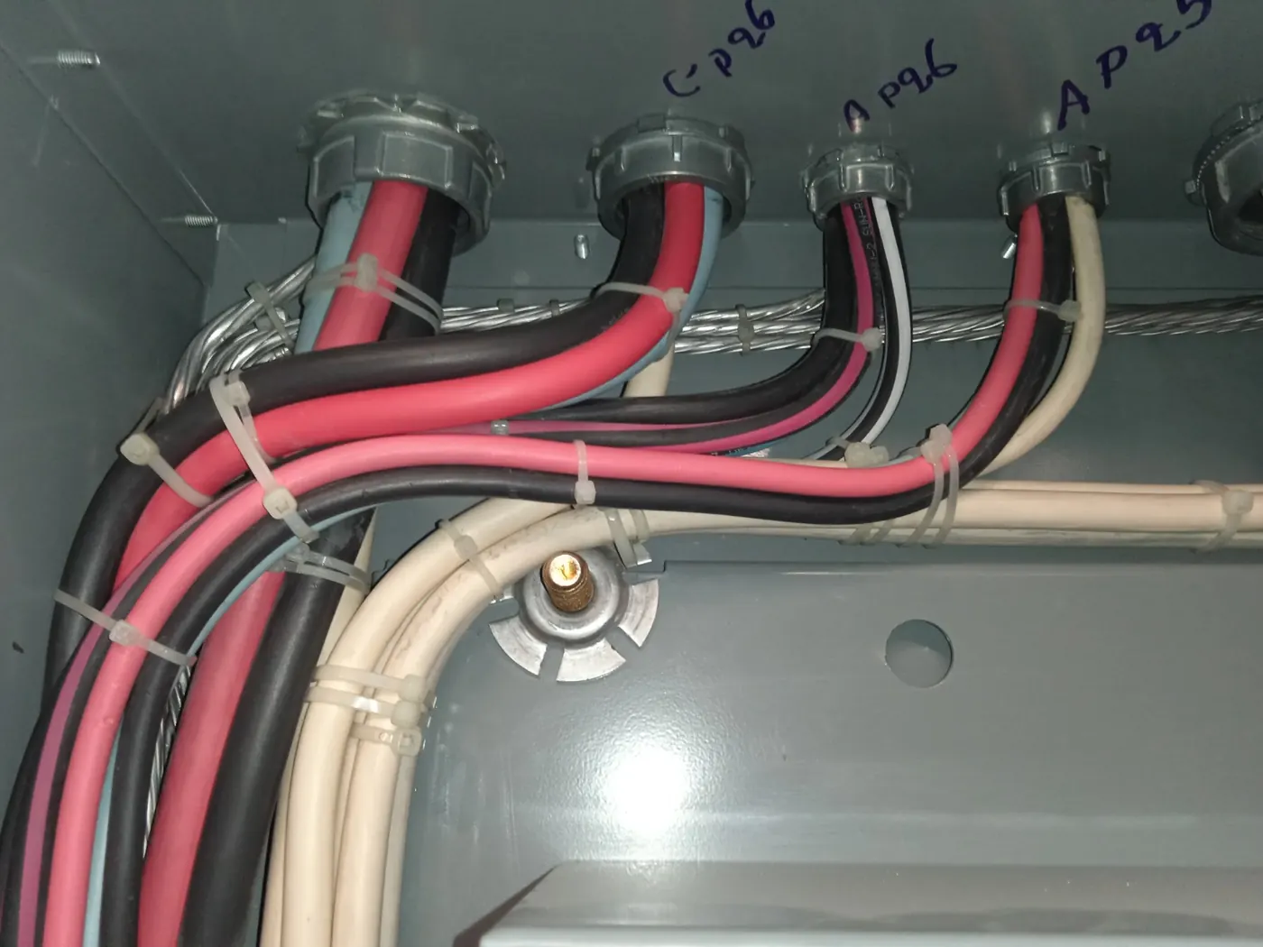 Cables de potencia ordenados y sujetos en ductos dentro de un gabinete
